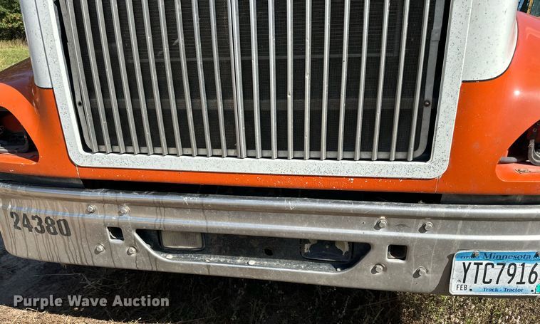 image for item DN0778 2007 International  9200i semi truck