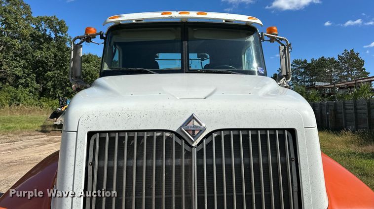 image for item DN0778 2007 International  9200i semi truck