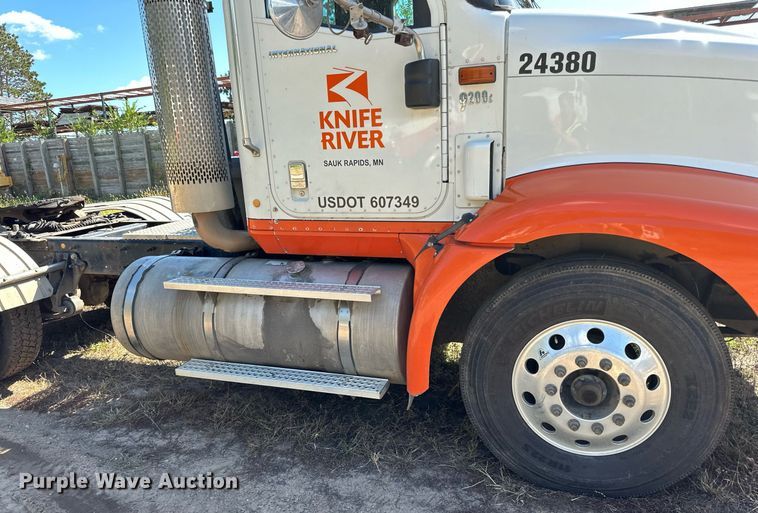 image for item DN0778 2007 International  9200i semi truck