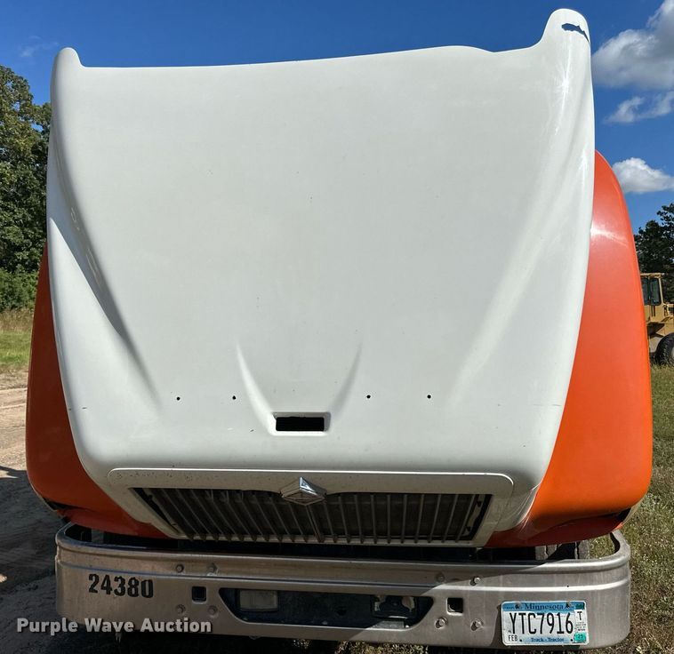 image for item DN0778 2007 International  9200i semi truck