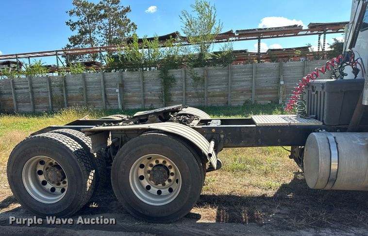 image for item DN0778 2007 International  9200i semi truck