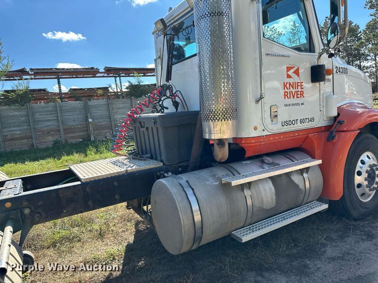 image for item DN0778 2007 International  9200i semi truck