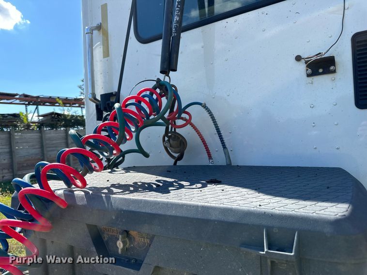 image for item DN0778 2007 International  9200i semi truck