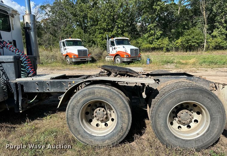 image for item DN0778 2007 International  9200i semi truck