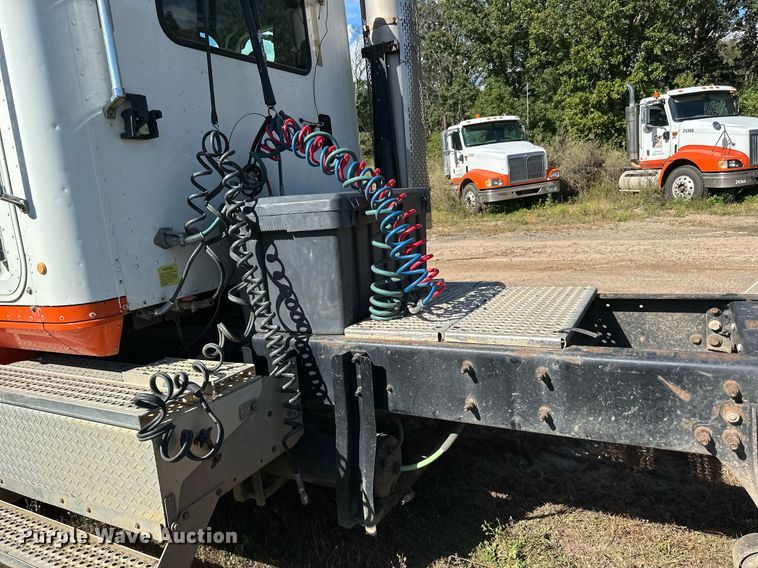 image for item DN0778 2007 International  9200i semi truck