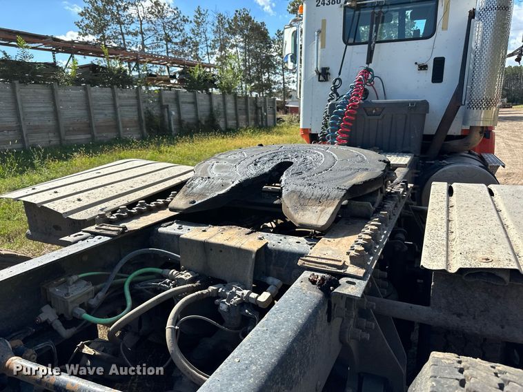 image for item DN0778 2007 International  9200i semi truck