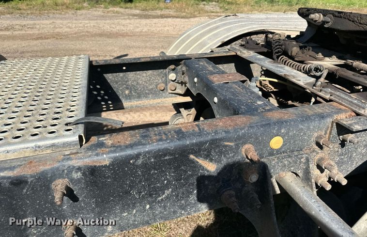 image for item DN0778 2007 International  9200i semi truck