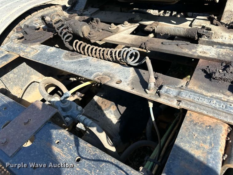 image for item DN0778 2007 International  9200i semi truck