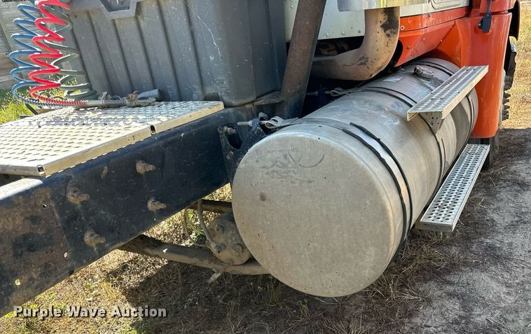 image for item DN0778 2007 International  9200i semi truck