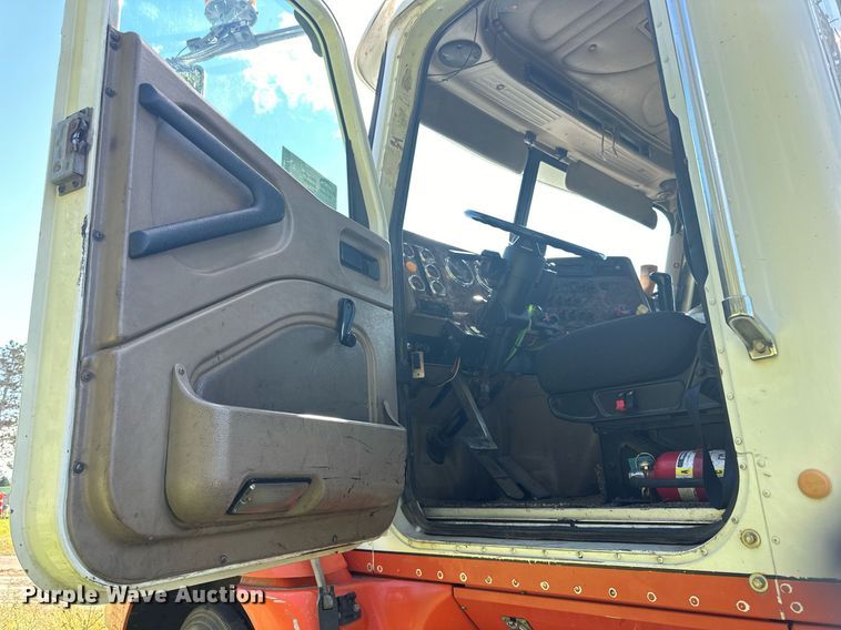 image for item DN0778 2007 International  9200i semi truck