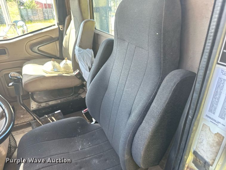 image for item DN0778 2007 International  9200i semi truck