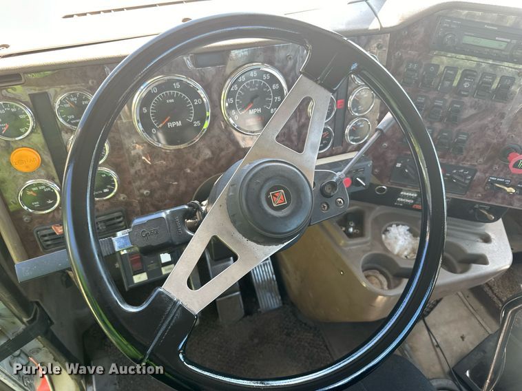 image for item DN0778 2007 International  9200i semi truck