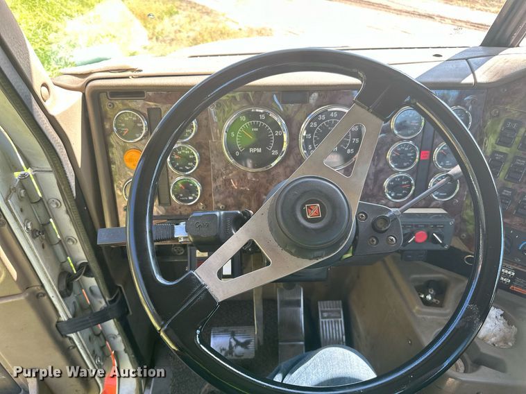 image for item DN0778 2007 International  9200i semi truck