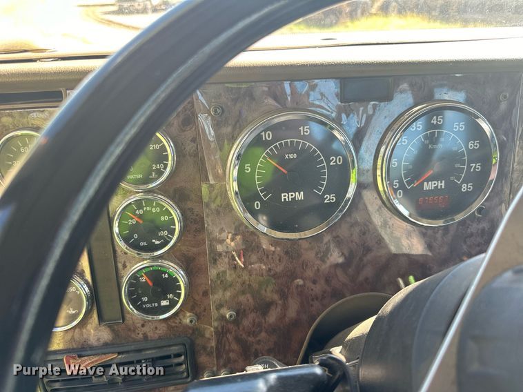 image for item DN0778 2007 International  9200i semi truck