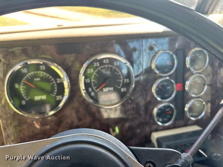 image for item DN0778 2007 International  9200i semi truck