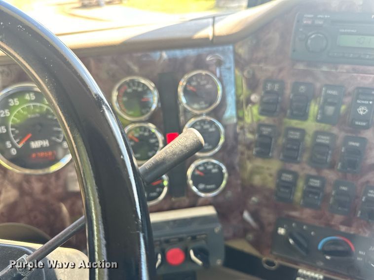 image for item DN0778 2007 International  9200i semi truck