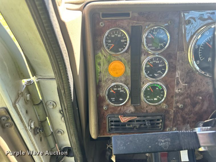 image for item DN0778 2007 International  9200i semi truck