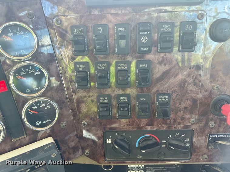 image for item DN0778 2007 International  9200i semi truck