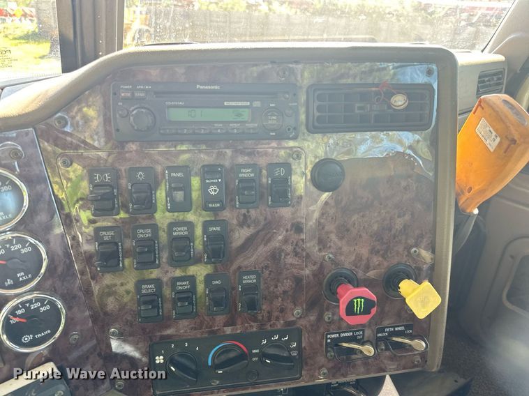 image for item DN0778 2007 International  9200i semi truck