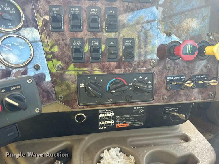 image for item DN0778 2007 International  9200i semi truck