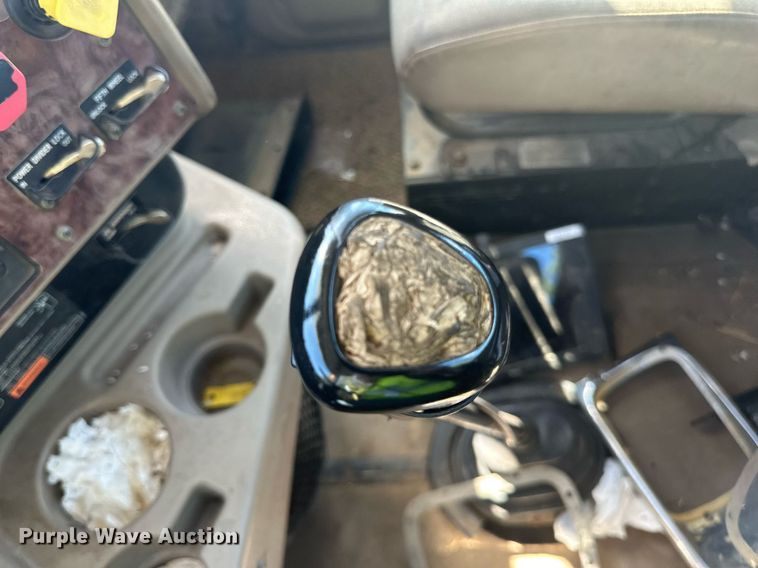 image for item DN0778 2007 International  9200i semi truck