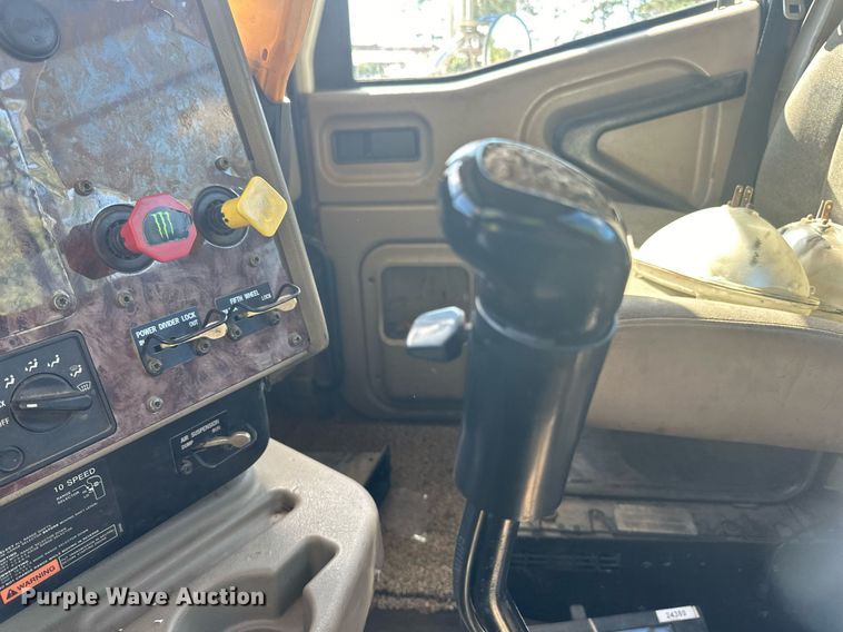 image for item DN0778 2007 International  9200i semi truck