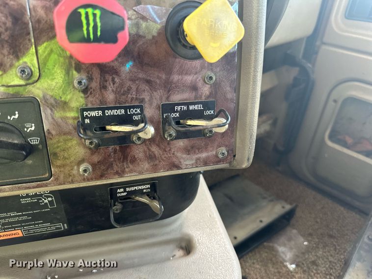 image for item DN0778 2007 International  9200i semi truck