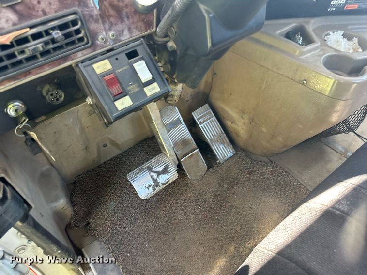 image for item DN0778 2007 International  9200i semi truck