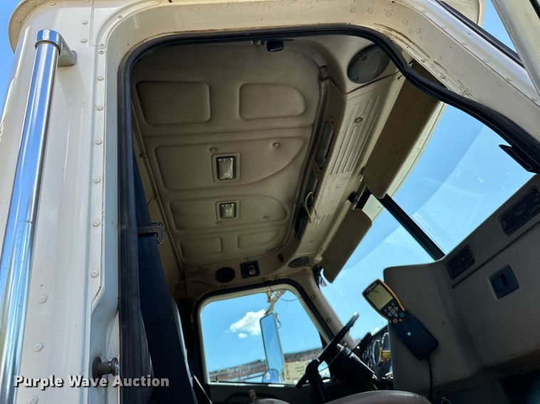 image for item DN0778 2007 International  9200i semi truck