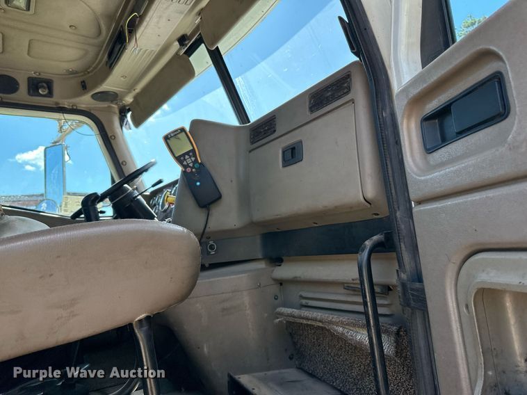 image for item DN0778 2007 International  9200i semi truck