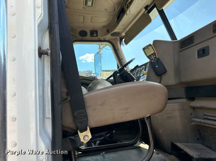 image for item DN0778 2007 International  9200i semi truck