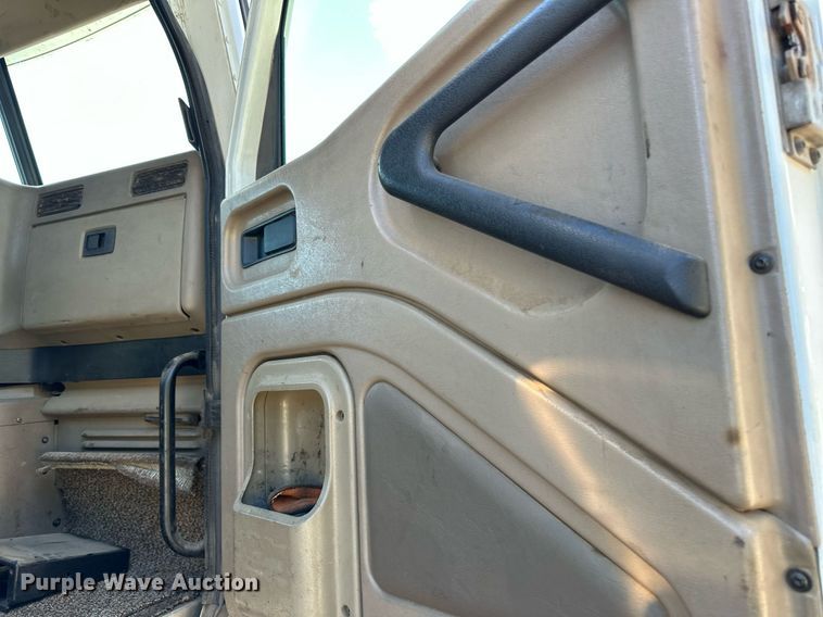 image for item DN0778 2007 International  9200i semi truck