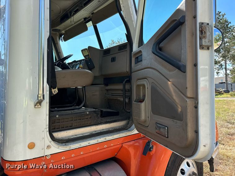 image for item DN0778 2007 International  9200i semi truck