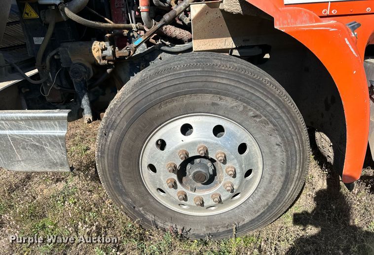 image for item DN0778 2007 International  9200i semi truck