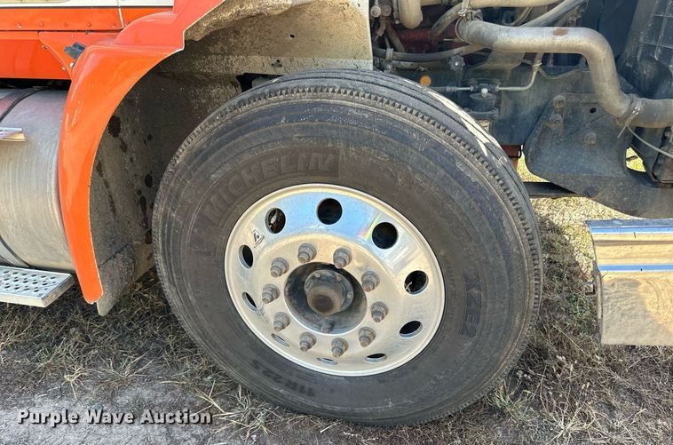 image for item DN0778 2007 International  9200i semi truck