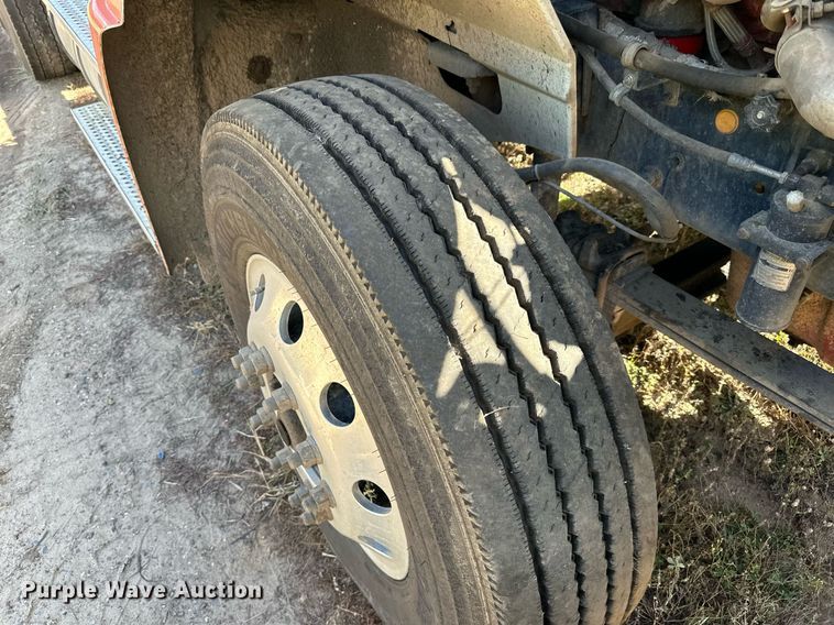 image for item DN0778 2007 International  9200i semi truck