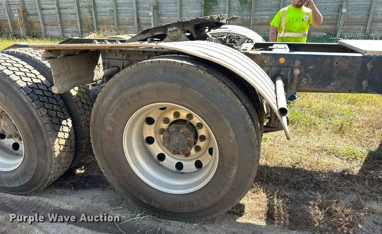 image for item DN0778 2007 International  9200i semi truck