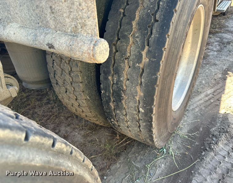 image for item DN0778 2007 International  9200i semi truck