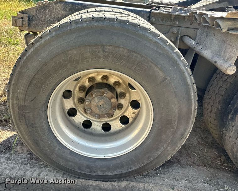 image for item DN0778 2007 International  9200i semi truck