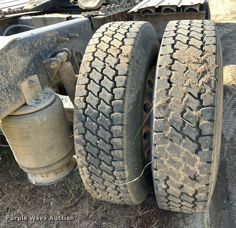 image for item DN0778 2007 International  9200i semi truck