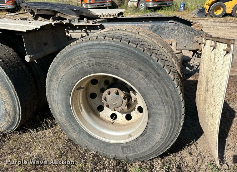 image for item DN0778 2007 International  9200i semi truck