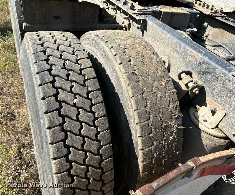 image for item DN0778 2007 International  9200i semi truck