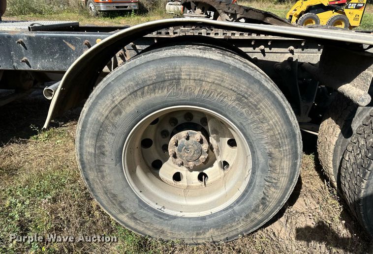 image for item DN0778 2007 International  9200i semi truck