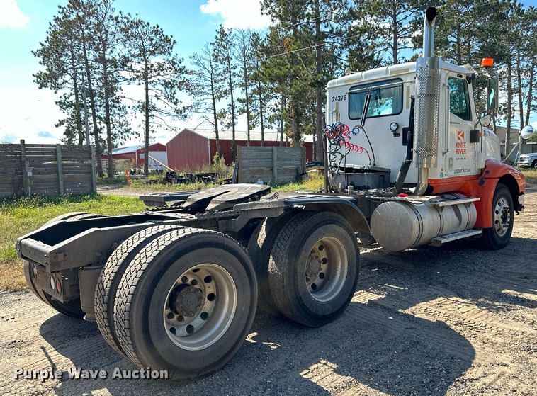 image for item DN0779 2007 International  9200i semi truck