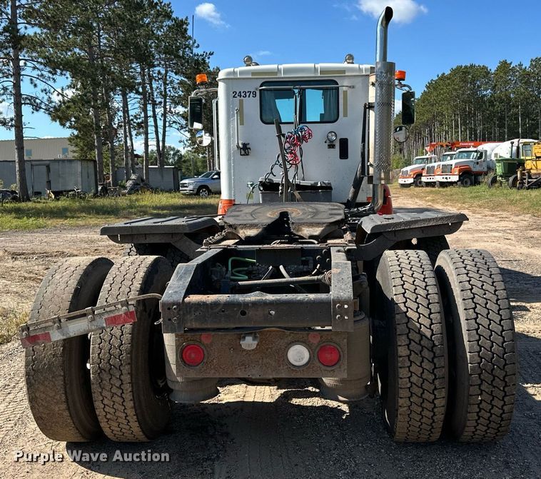 image for item DN0779 2007 International  9200i semi truck