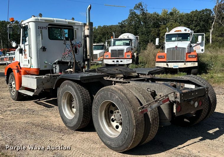 image for item DN0779 2007 International  9200i semi truck