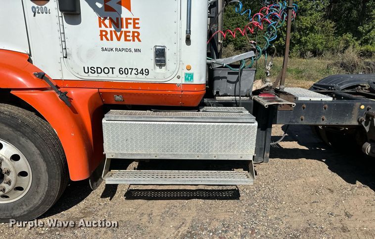 image for item DN0779 2007 International  9200i semi truck