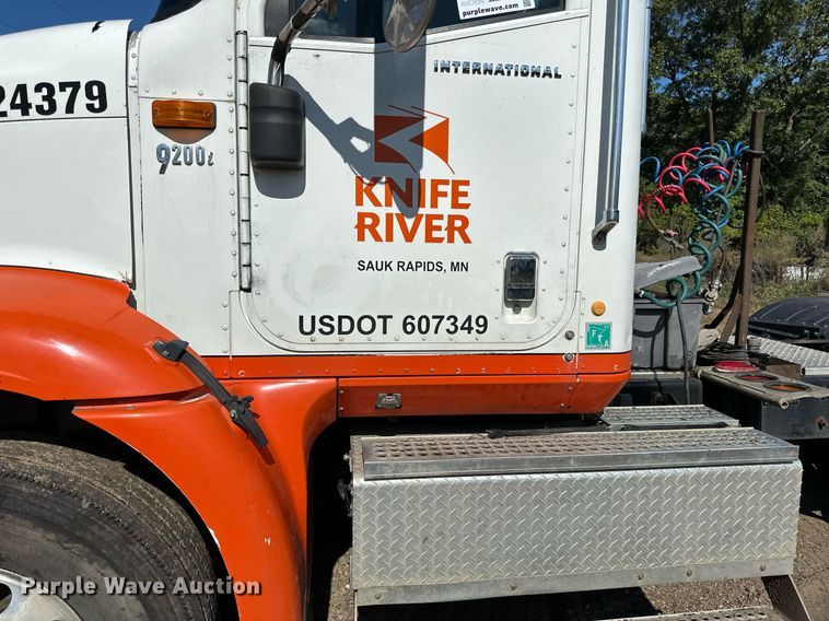 image for item DN0779 2007 International  9200i semi truck