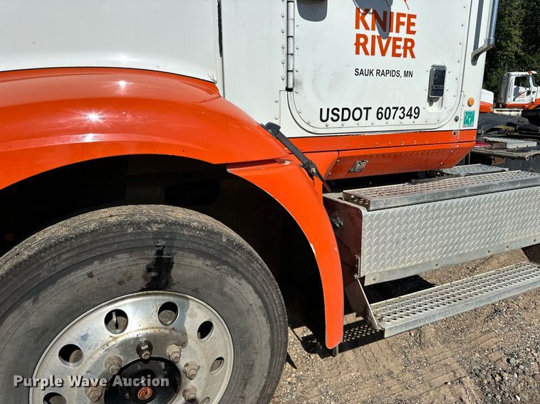 image for item DN0779 2007 International  9200i semi truck