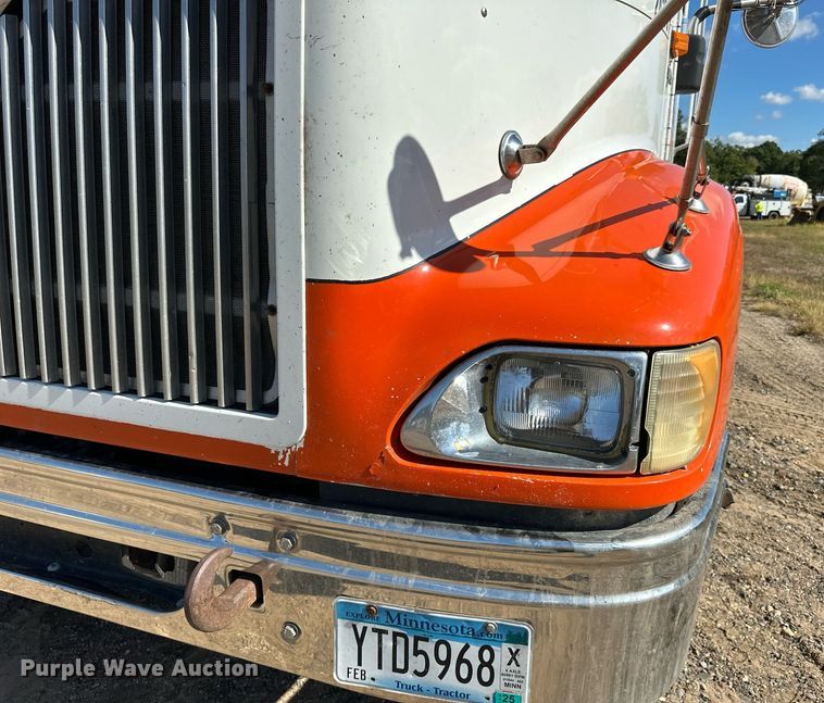 image for item DN0779 2007 International  9200i semi truck